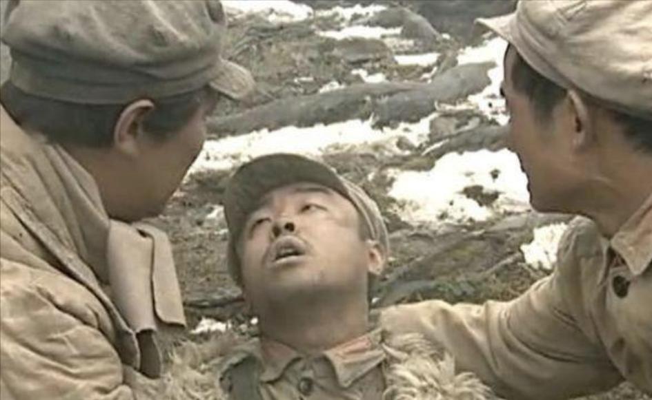 “主席！主席！”1935年毛泽东带队长征途中，突遇敌机轰炸，眼看主席被卷入尘土漩