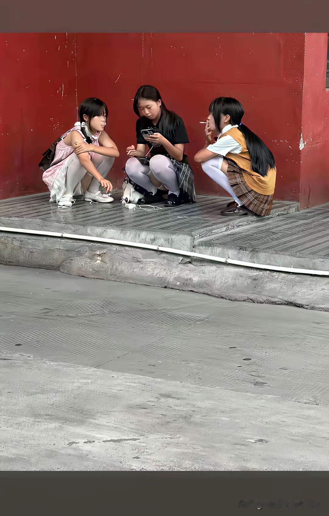 老师看到这一幕，估计头都大了，这管还是不管好啊？