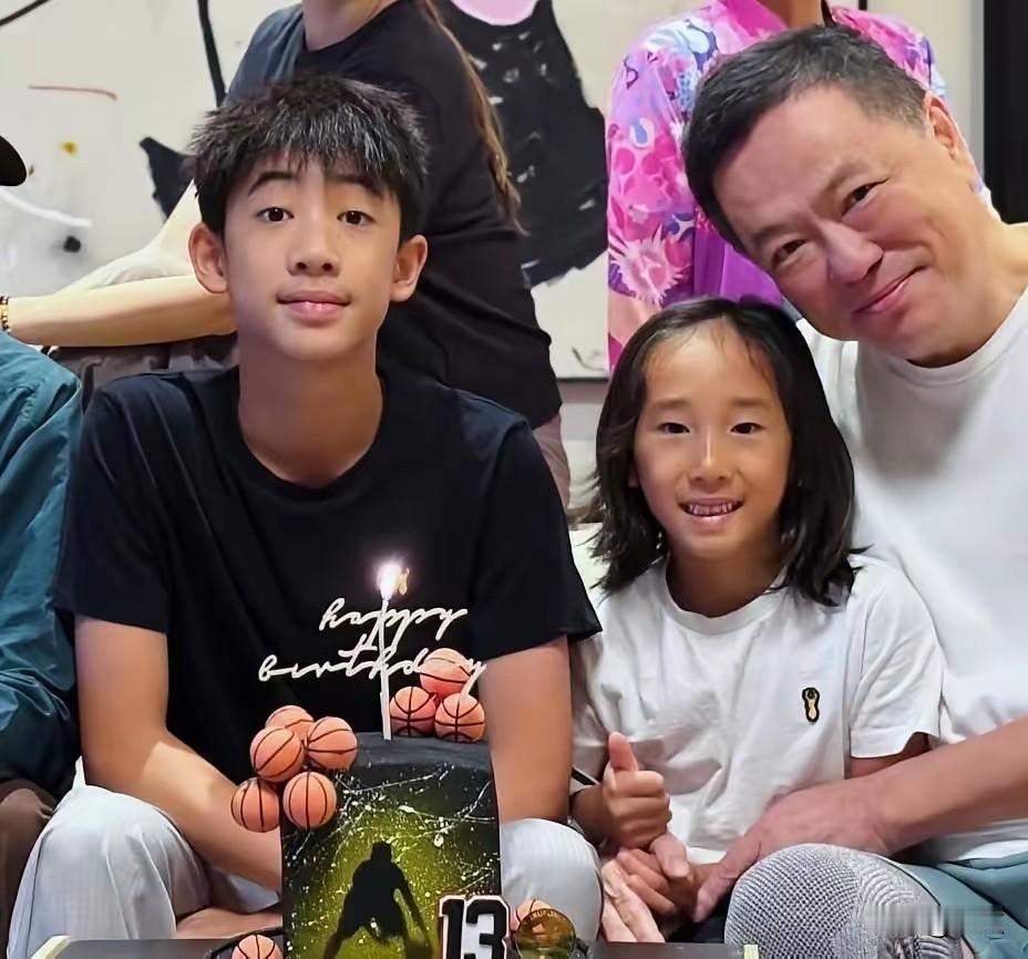 陈小春与应采儿为大儿子Jasper庆祝13岁生日，曝光的全家福氛围感满满，温馨又