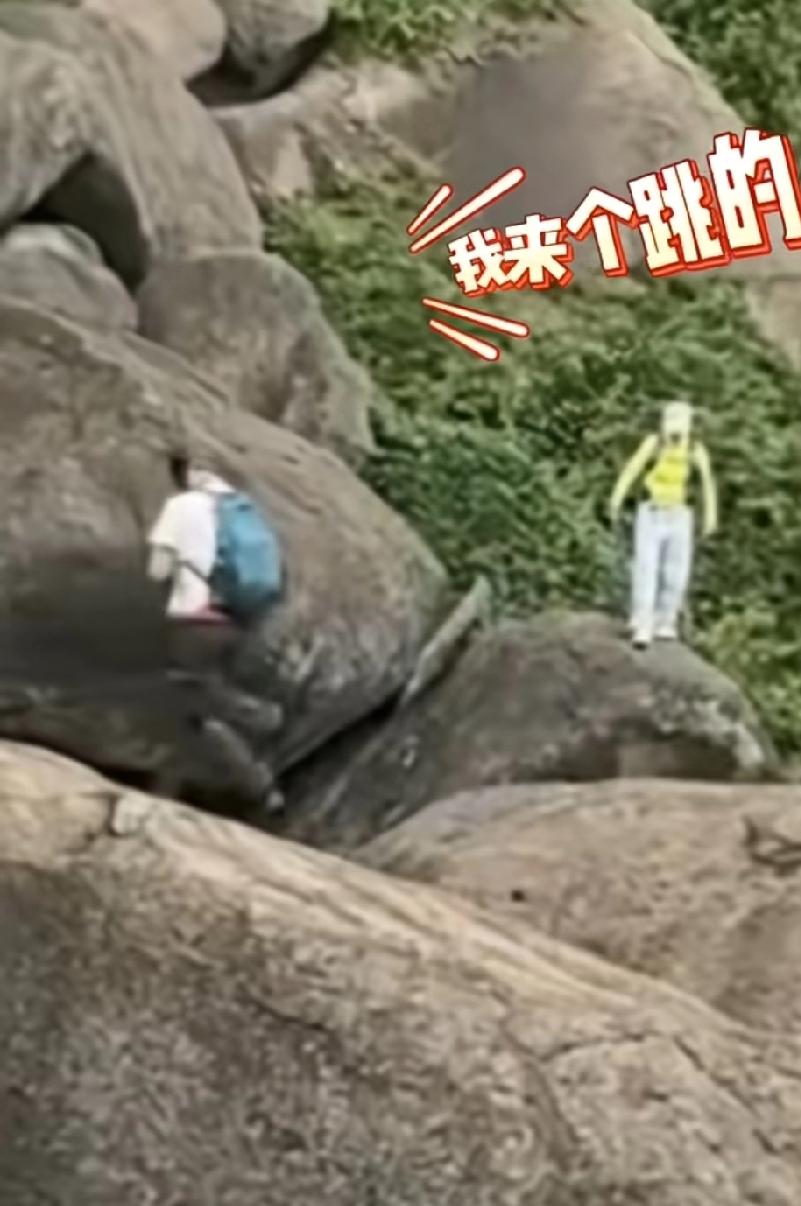 女子爬山时在石头上跳跃大喊“我来个跳的”后不慎摔落，粉碎性骨折已被消防员抬走提