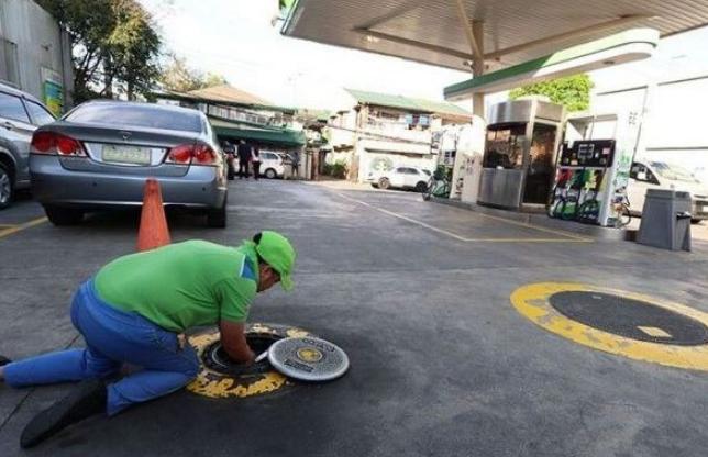 这哥们在干嘛？