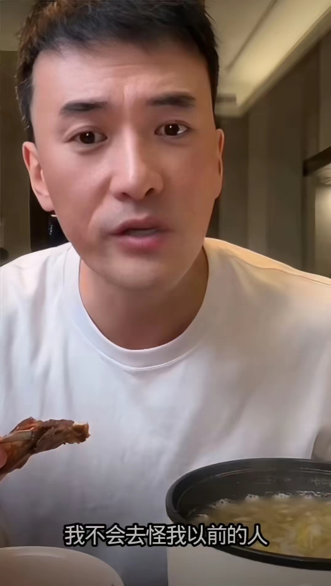 何洁前夫赫子铭直播被问为什么离婚，回应的还挺体面！他说：“谁没有年轻过，谁眼睛没