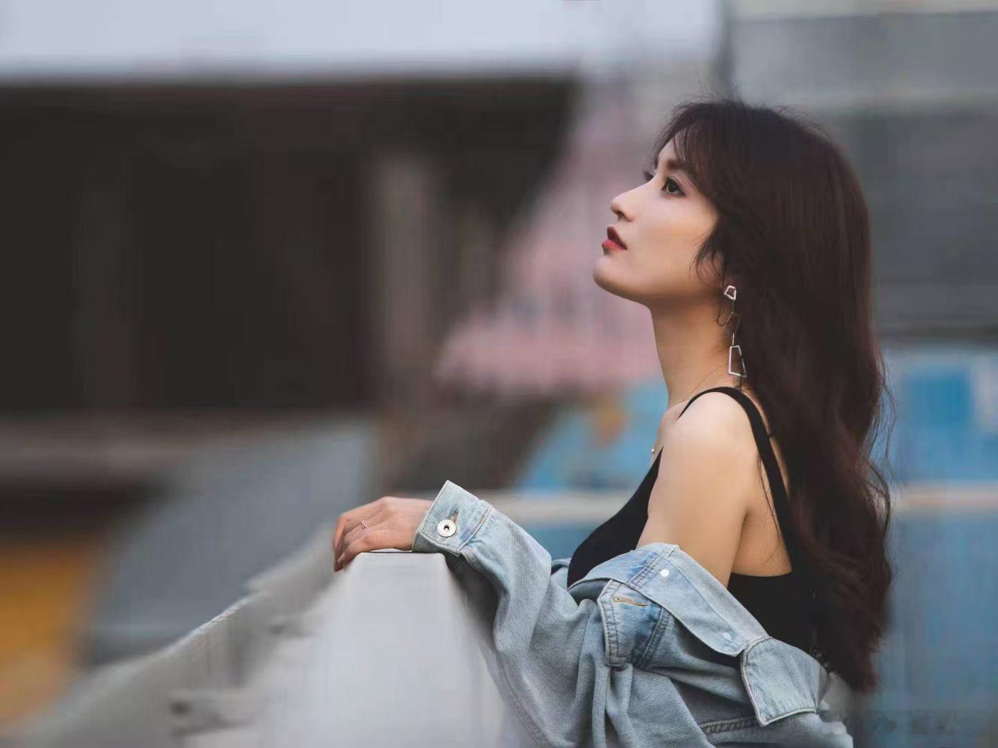 最近打算去健身房找个八块腹肌私练了。唉，自己一个人真的很难坚持减肥啊！瘦的时候随
