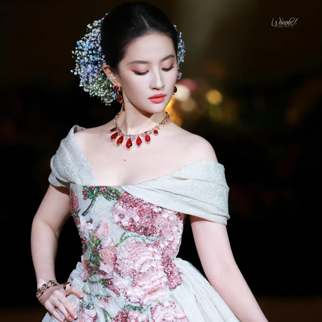 大家发现没刘亦菲身上是有点玄学在的，准的不行！每次她一出现在红毯上，大家