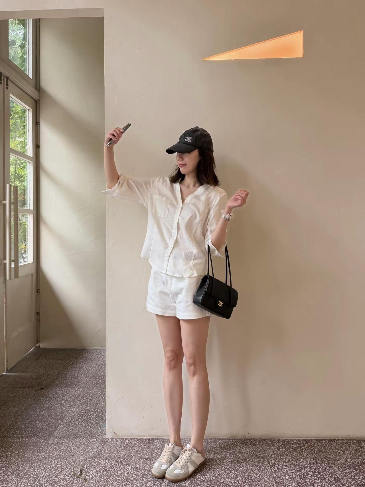 🤍。咖啡店穿搭长期主义穿搭白色衬衫搭配短裤白色穿搭look