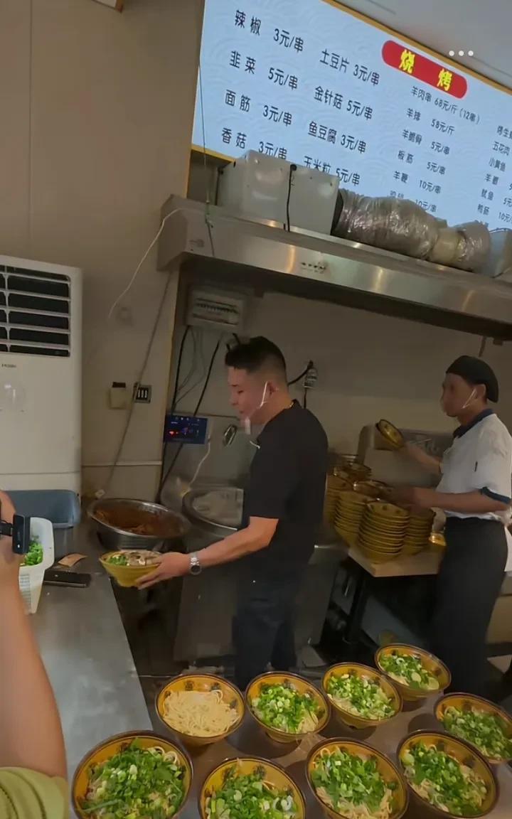 7个人消费140.58元都没吃饱的原因找到了！面馆老板卖的东西也太贵了！一串辣椒