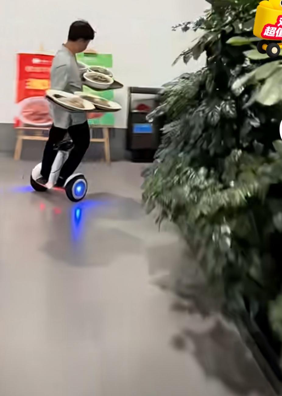 北京外卖小哥骑平衡车送餐，单手端着饭，路上晃得像跳街舞。不是酷，是拿命换单。