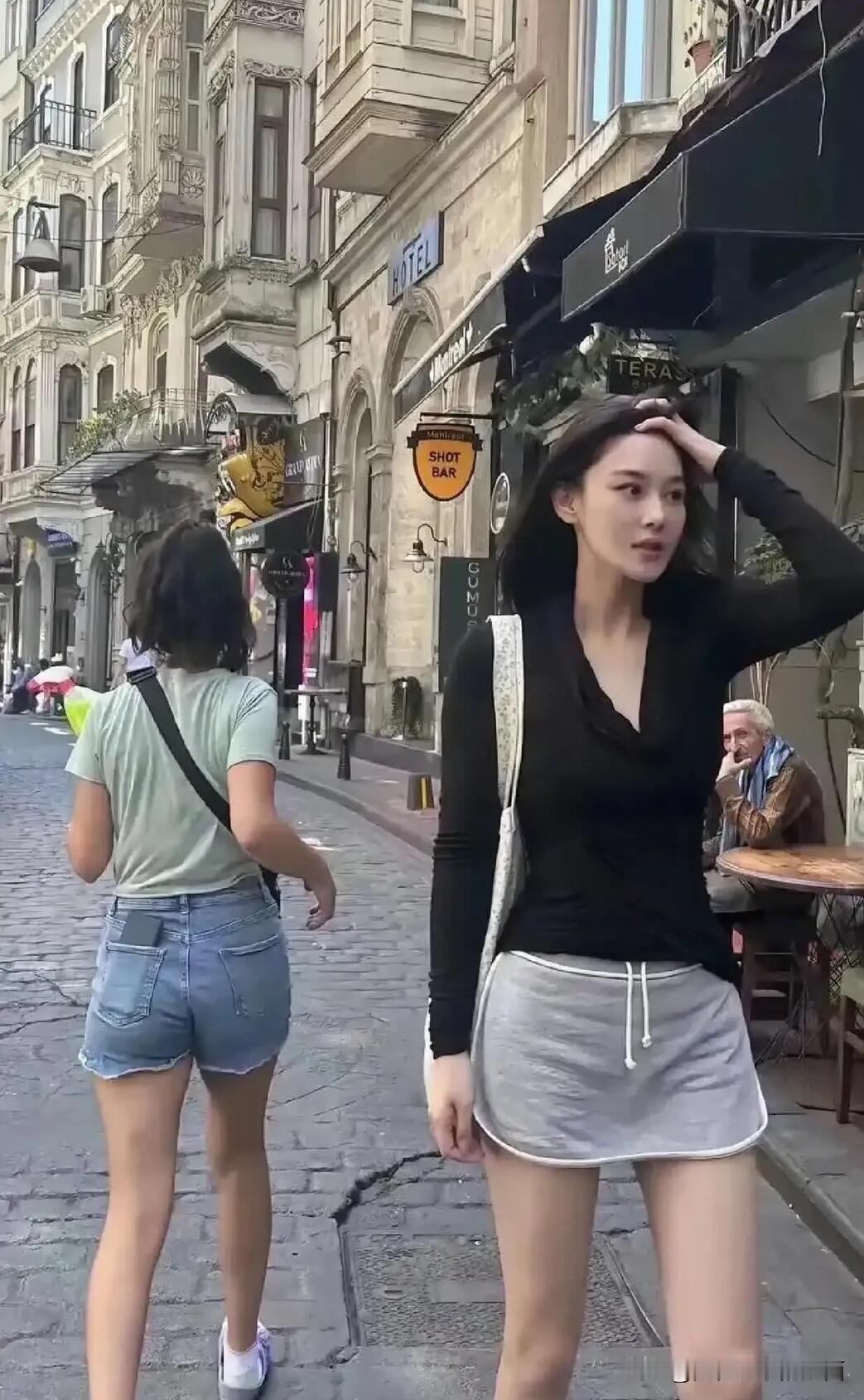 80后的女演员张馨予结婚嫁人之后，颜值和气质越来越好了，看起来有松弛感的美，走在