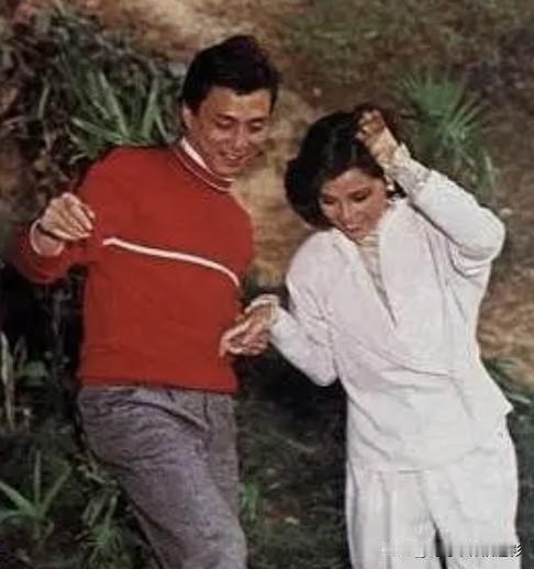 翁美玲&汤镇业合影📸他的笑意盈盈她的温婉可人爱已成往事温柔的瞬间在岁