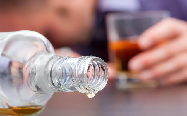 医生坦言：男性若长期不喝酒，用不了多长时间，身体或有4个变化很多人嘴上说“我