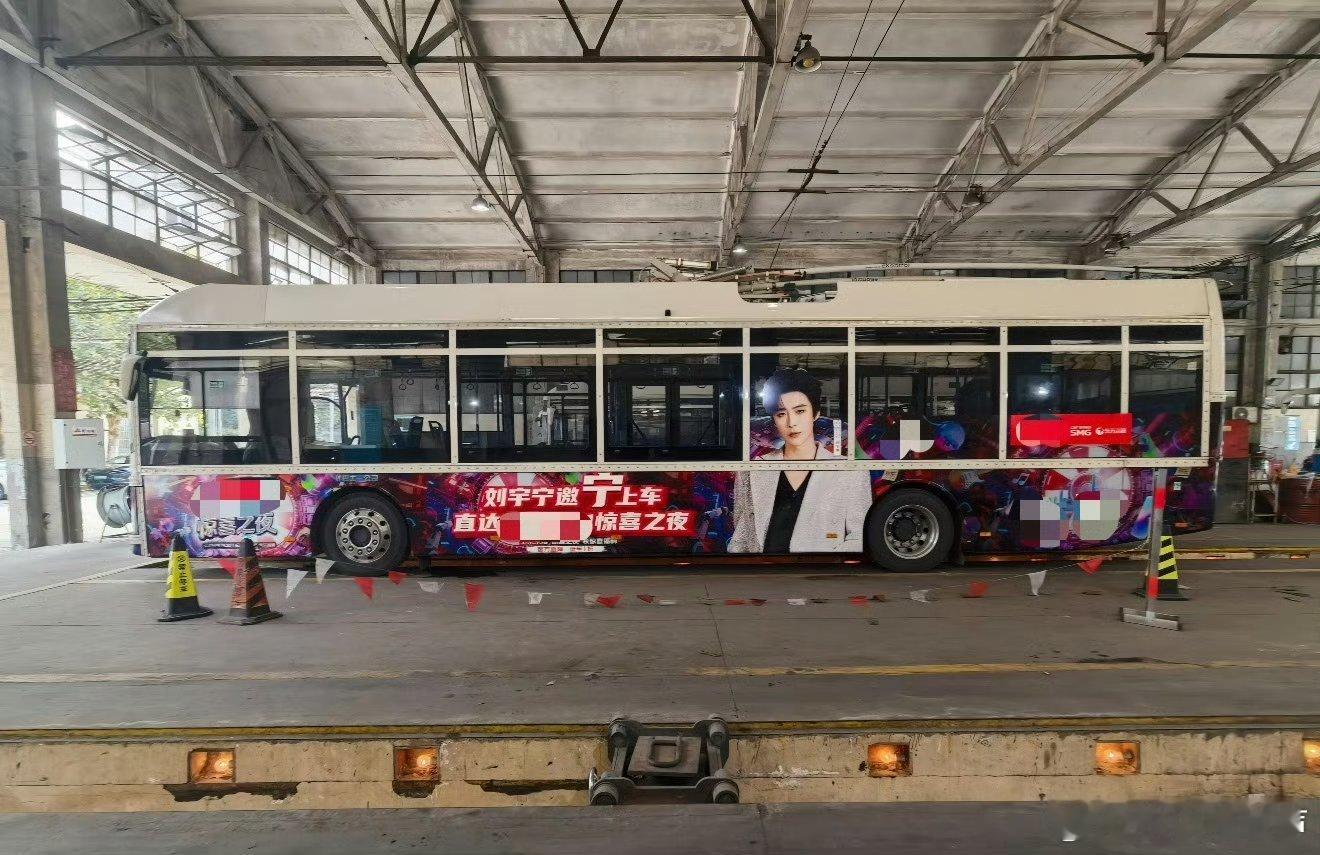 东方卫视做了刘宇宁痛车上海直接变“刘宇宁痛城”！痛车跑九大地标，满车都是他也太