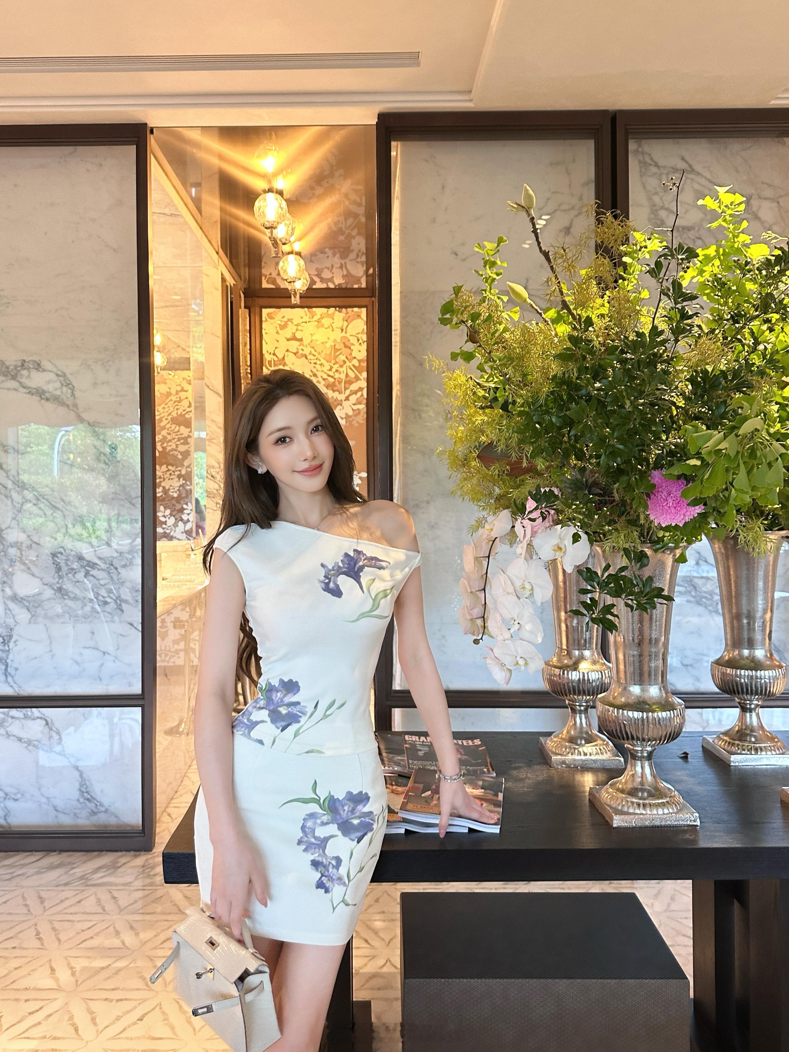 做了斜肩，抹胸，长裙，短裙4个款弹力乱麻的材质，花色的是定制定染的