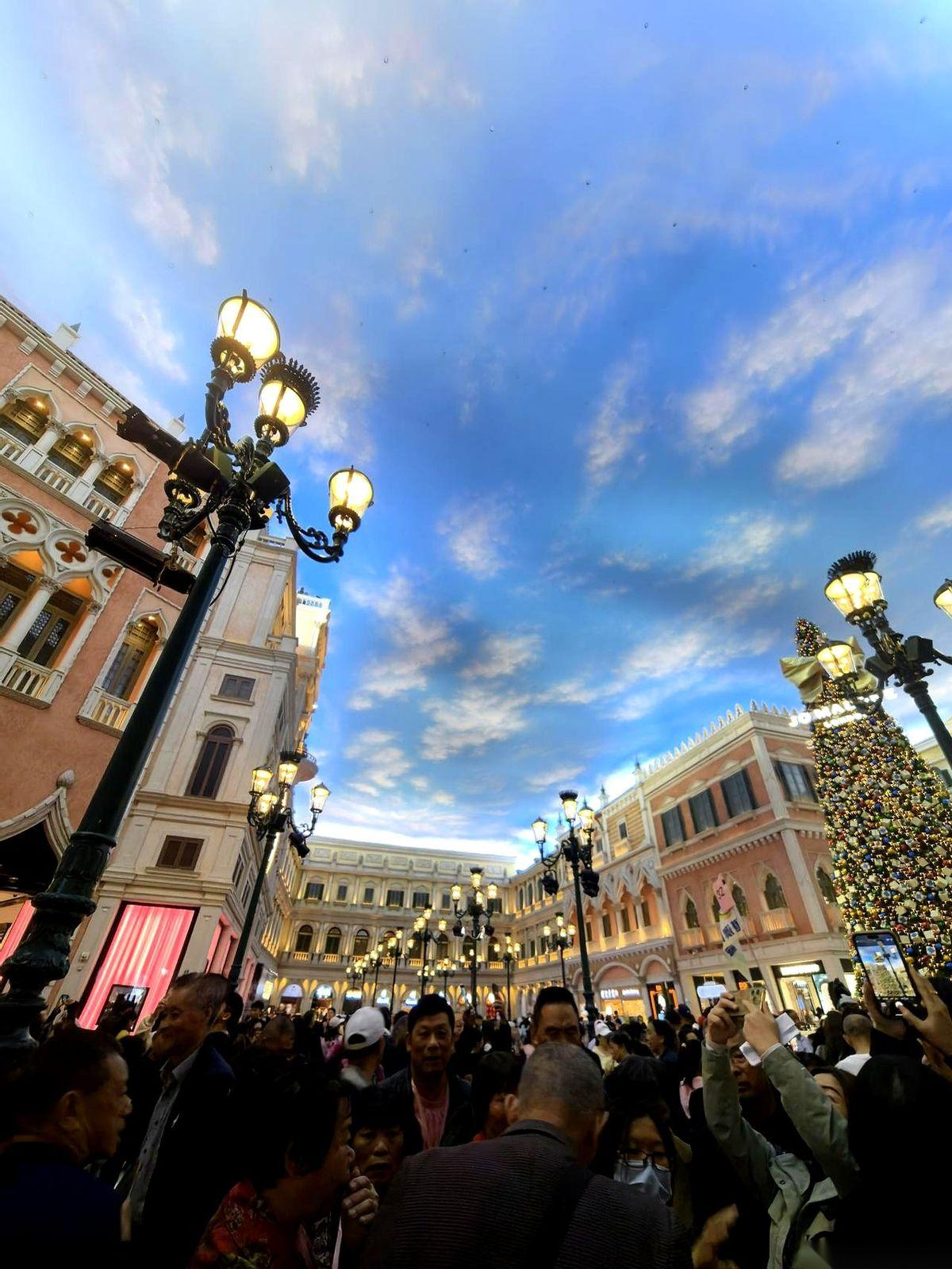 澳门，真的，去了一次就够了。滤镜碎一地。过个关，好家伙，我以为提前体验春运了。