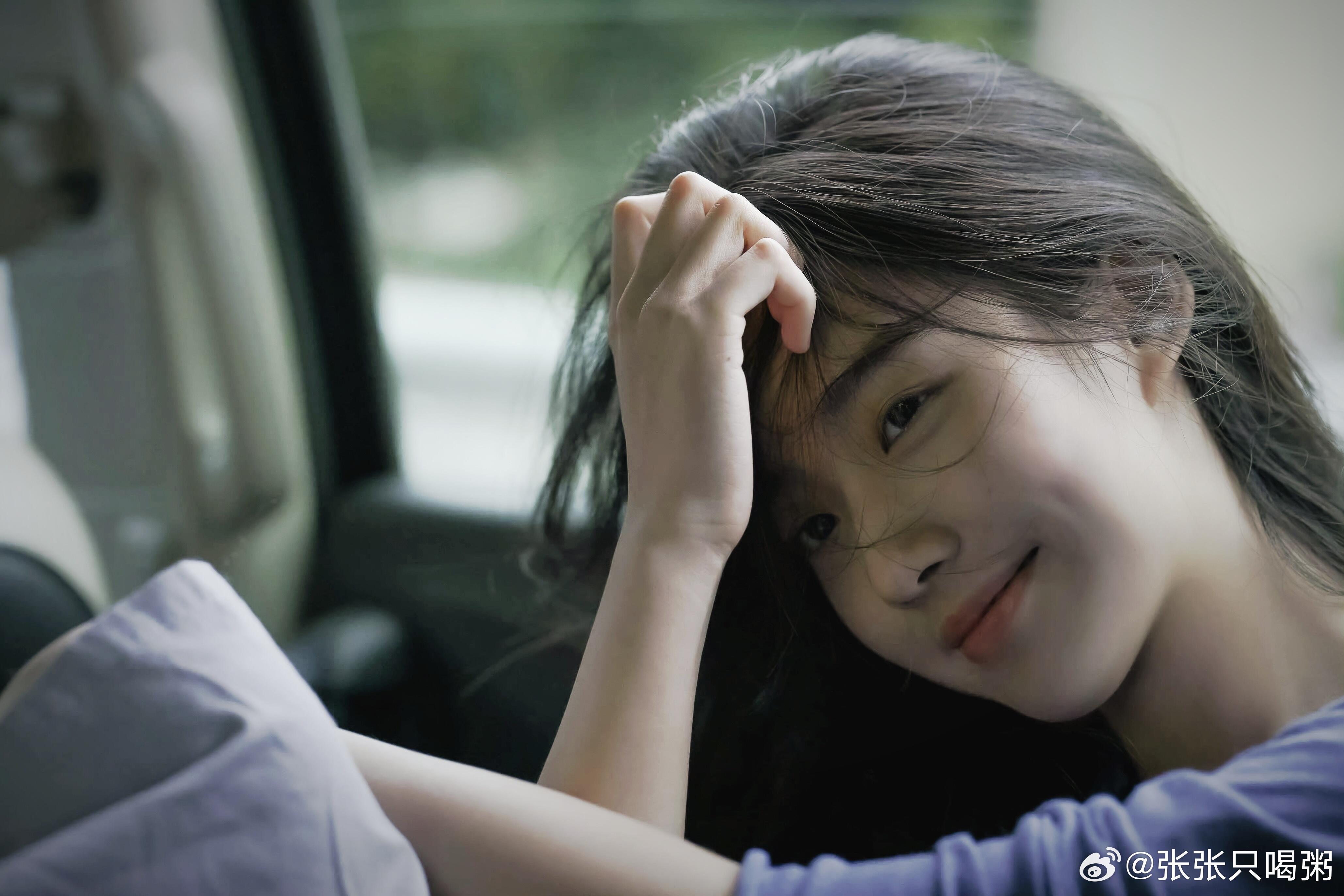 卢昱晓车里一坐，连风都跟着柔下来——碎发漫过眼尾是淡颜的松弛，抬眸时又带着点漫不