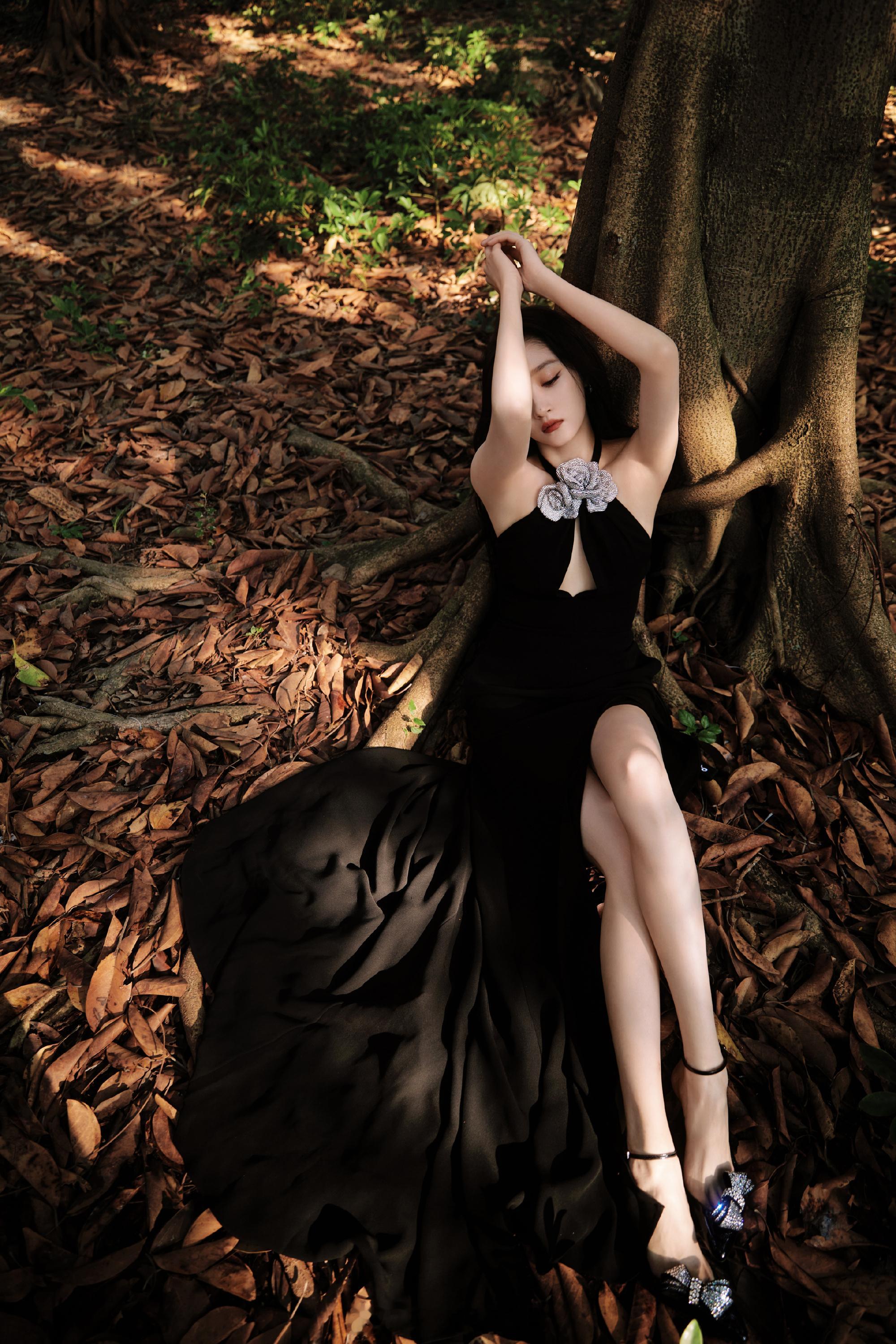 关晓彤挂脖玫瑰黑裙曼妙婀娜