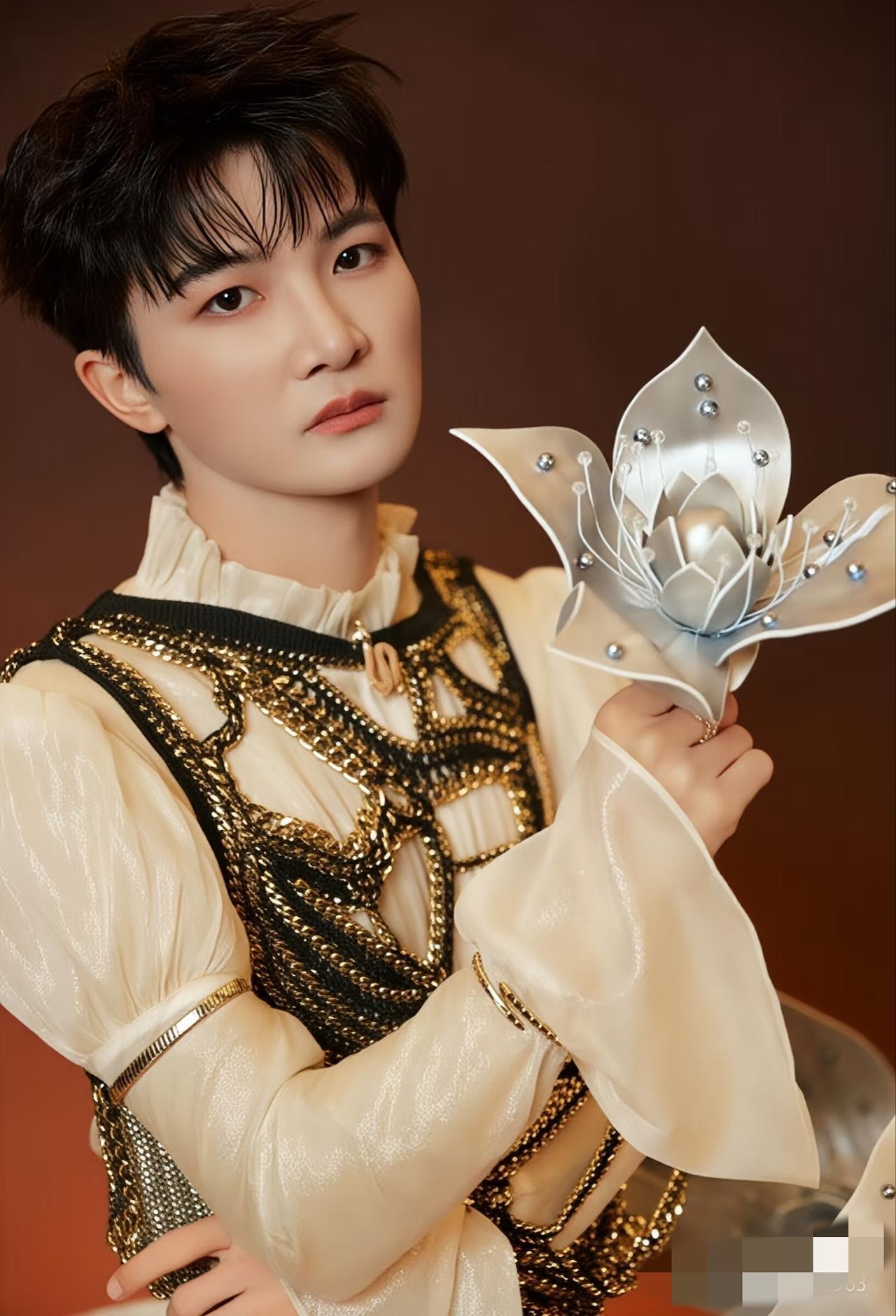 周深这波“救场封神”直接让黑他的人哑口无言王者十周年晚会上,单依纯突升1