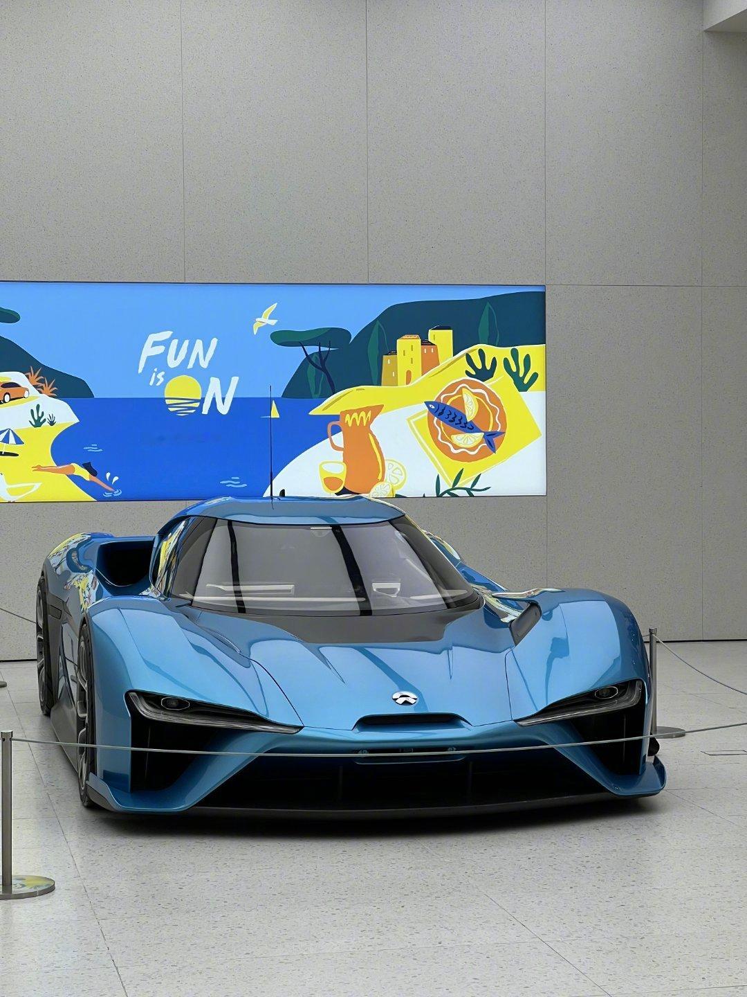 来深业上城吃饭顺便看看车，把娃直接丢去牛屋放心逛哈哈哈哈，这商场的人流量比口罩期