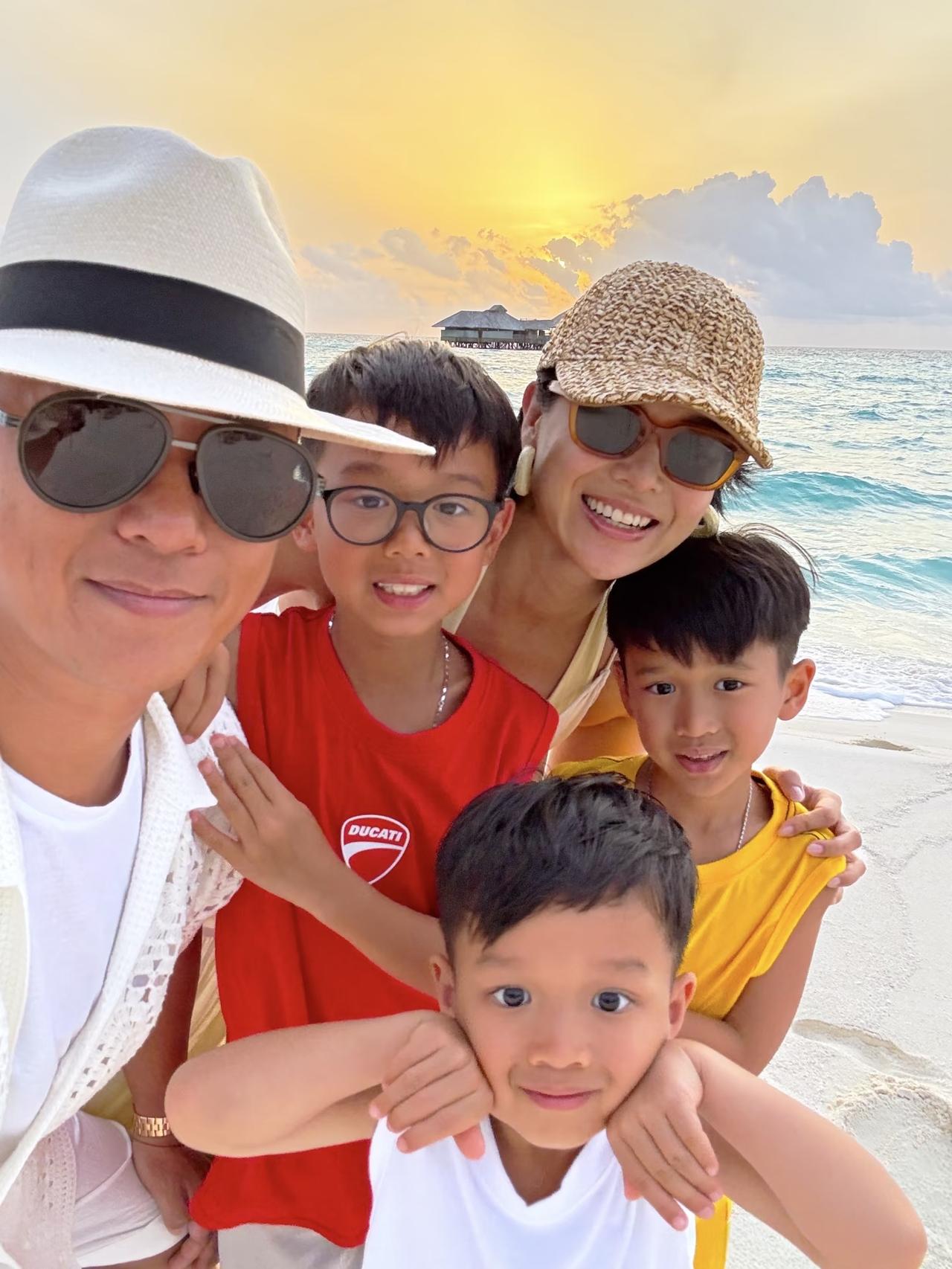 46岁胡杏儿一家五口到马尔代夫海边旅游度假，三个儿子穿着同款球服，身形高挑，颜值