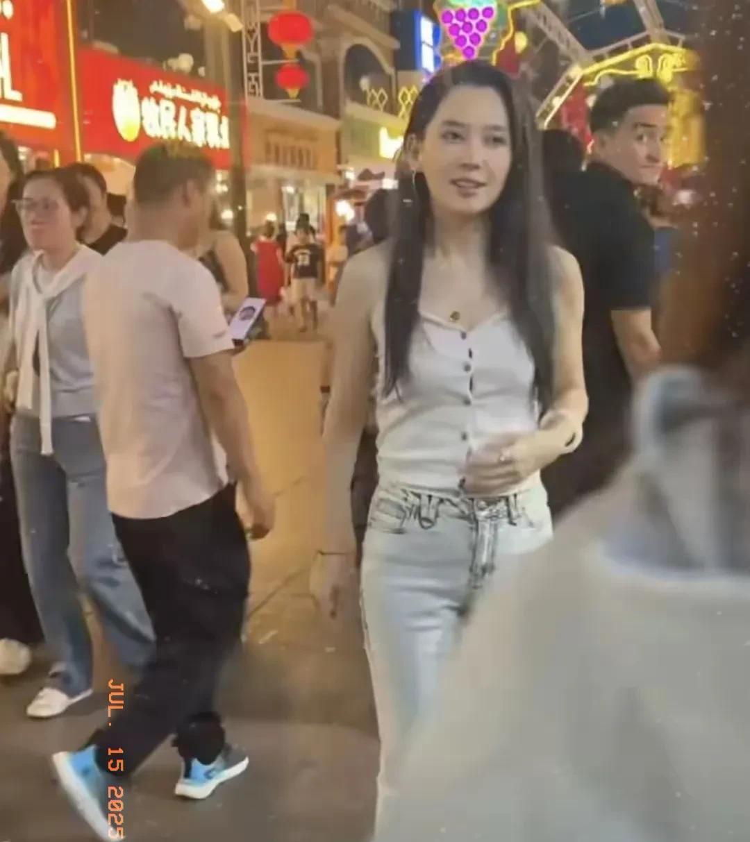 森林北新疆街头暴击！生图能打，网友：我手机都拿不稳了！新疆街头偶遇森林