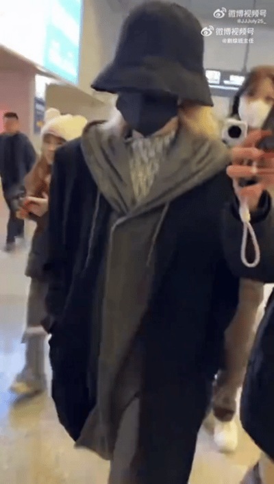 内娱又出新赛道了靠打粉丝上热搜灵超被拍到在车站打粉丝，先是抬手打粉丝手里的手