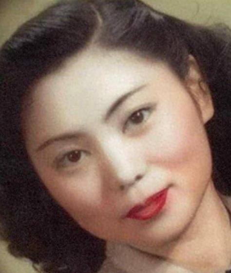 1979年，我国女翻译刘禄曾在美国访问期间，突然发现一名美国男子一直盯着她看，几