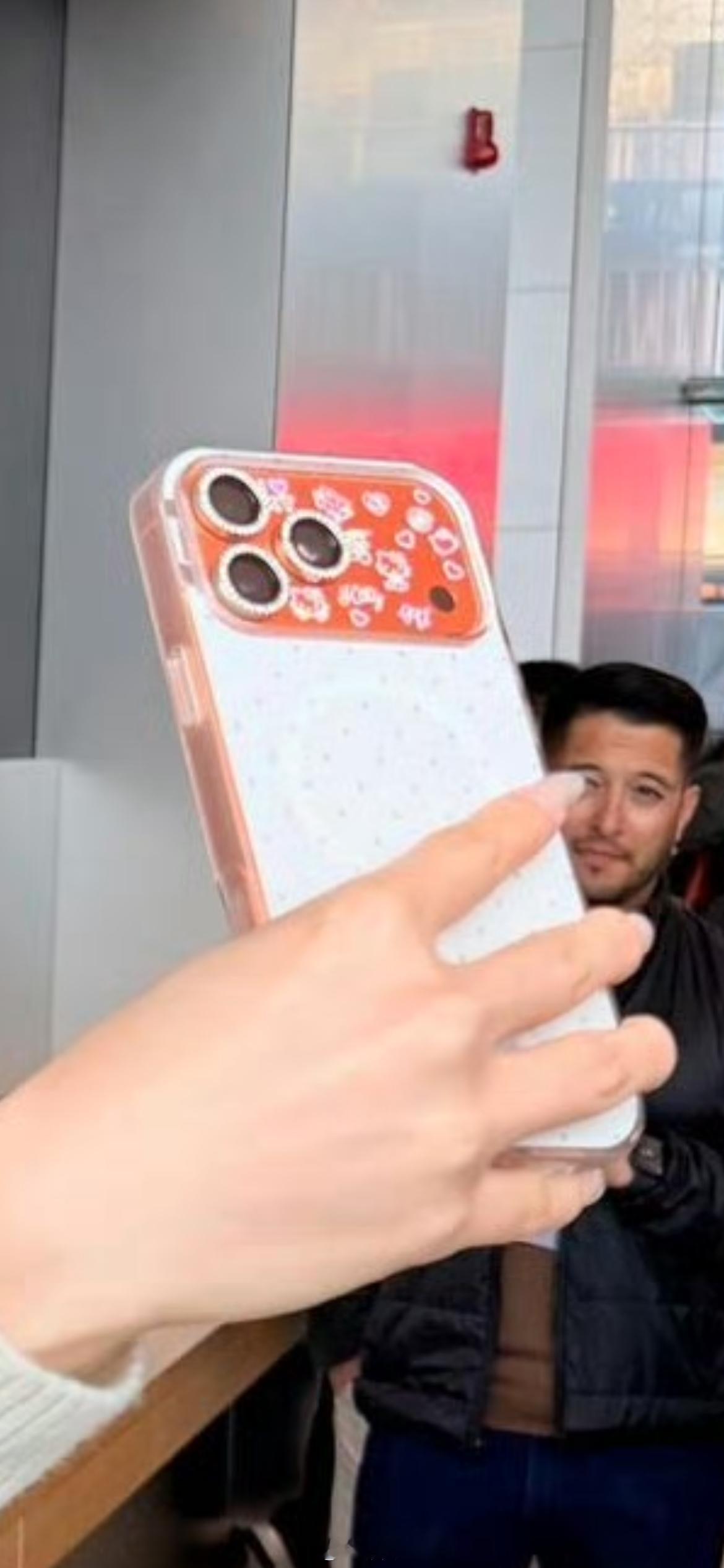 吴艳妮与库克自拍，吴艳妮用的是和库克同款同色的iPhone17ProMax