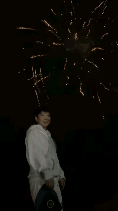 孙颖莎25岁生日，获得了全世界的爱，有爸爸妈妈送的蛋糕，有好姐妹在一起合影