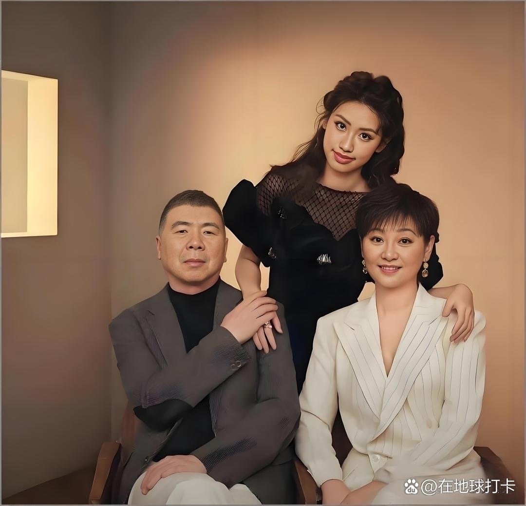 冯小刚一家三口拍杂志照。​