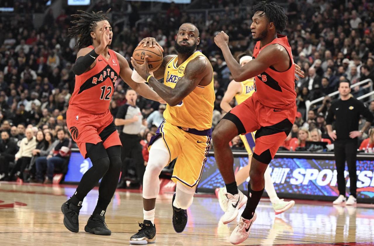 交易浓眉的话，湖人的筹码应该是最多的八寸+艾顿+文+可乐杯+彪。基本都是到期合