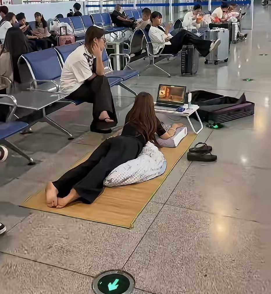 今天在候车大厅等车，一转头吓一跳！你被吓到了吗？