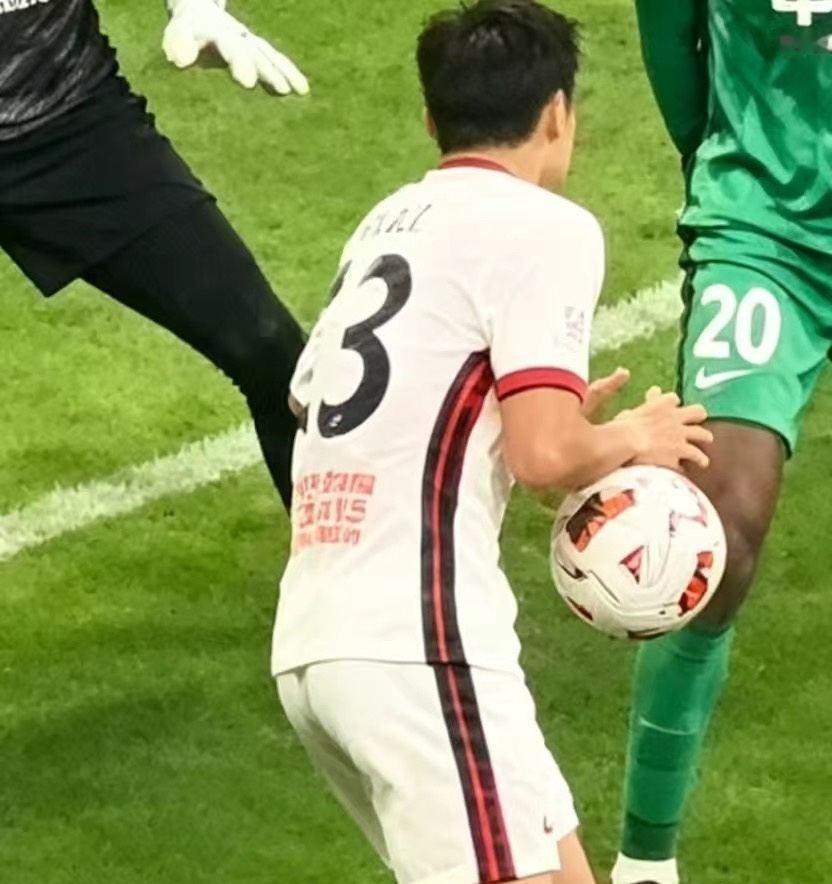 北京国安又又又又遇争议判罚了，这回是不是又亏了？廖力生的疑似手球掀起了铺天盖地