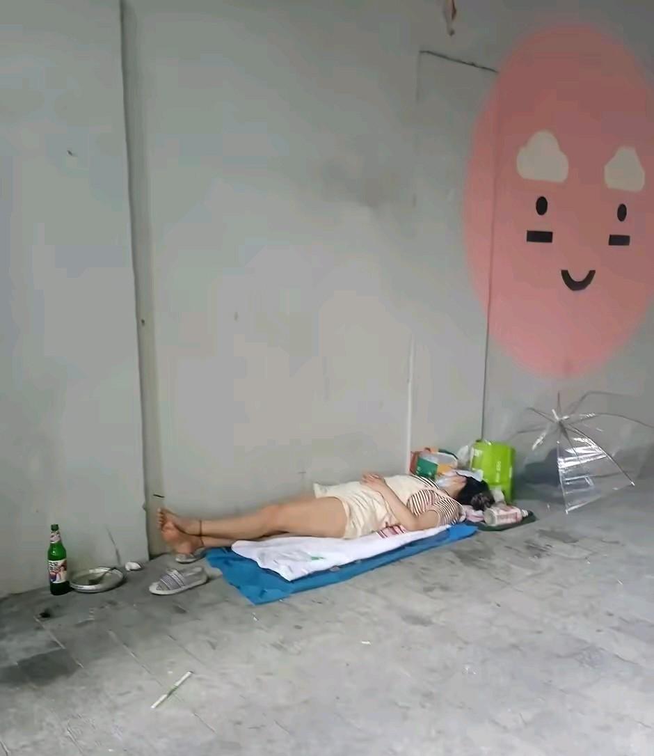 下班回家途中看到天桥下面躺着一个女人！虽然天还没黑，但是看女人的样子已经睡着了！