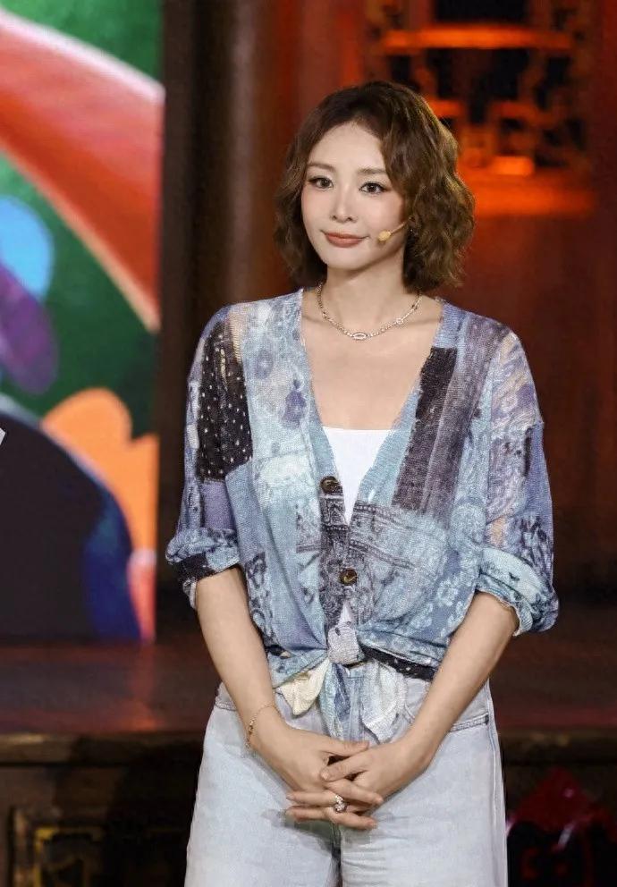 高叶换上微卷短发，氛围感直接拉满！拼接印花开衫内搭小白背心，下摆随意打结，搭配