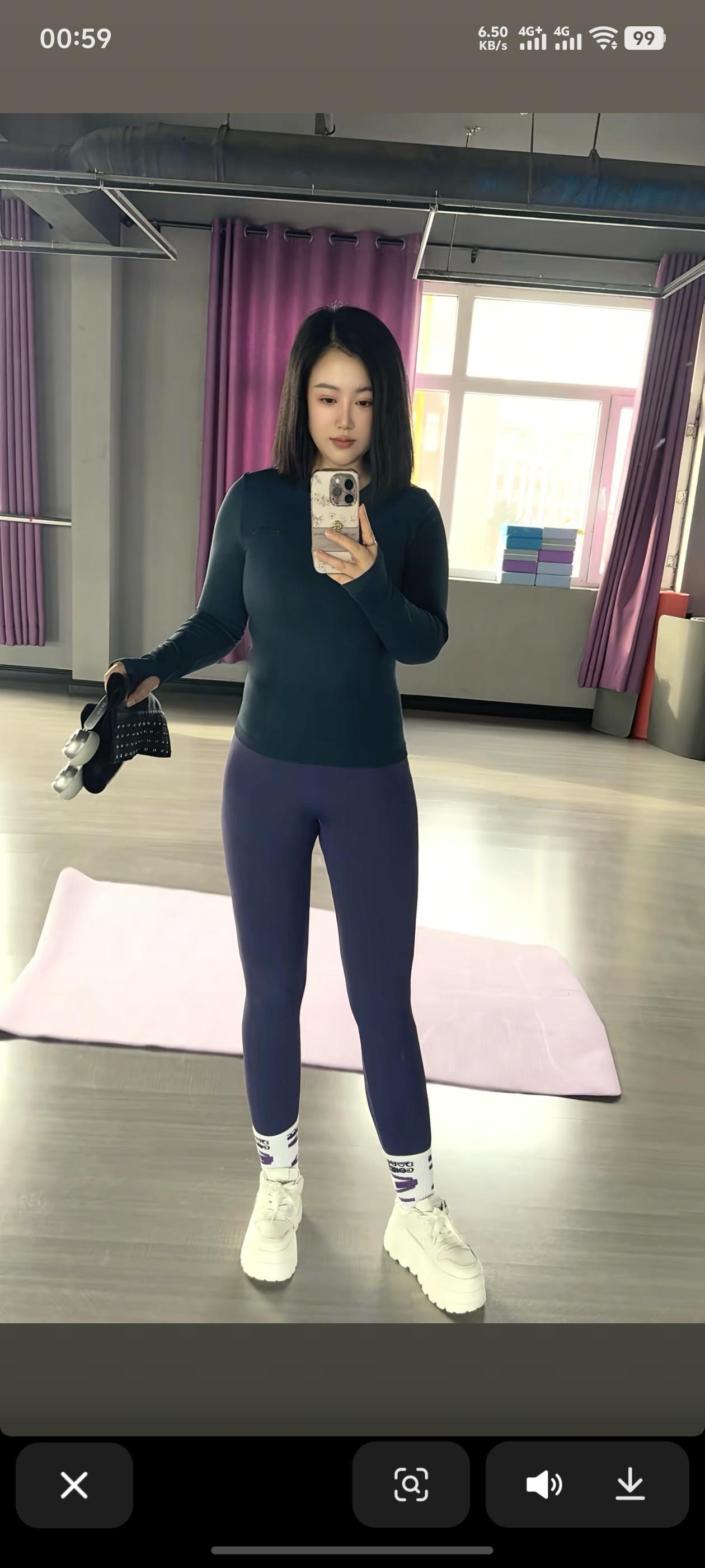 瑜伽垫上的“较劲时刻”瑜伽垫刚在地板上铺平，深绿紧身衣裹着暖乎乎的劲儿，藏