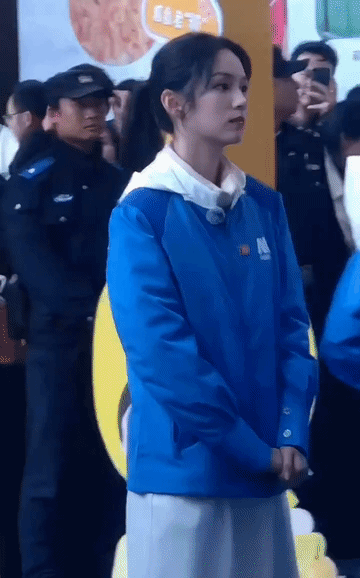 周也要是拿这眼神随便盯哪个男生，都会把人家盯到心慌吧？被这么漂亮的女生盯上那么久