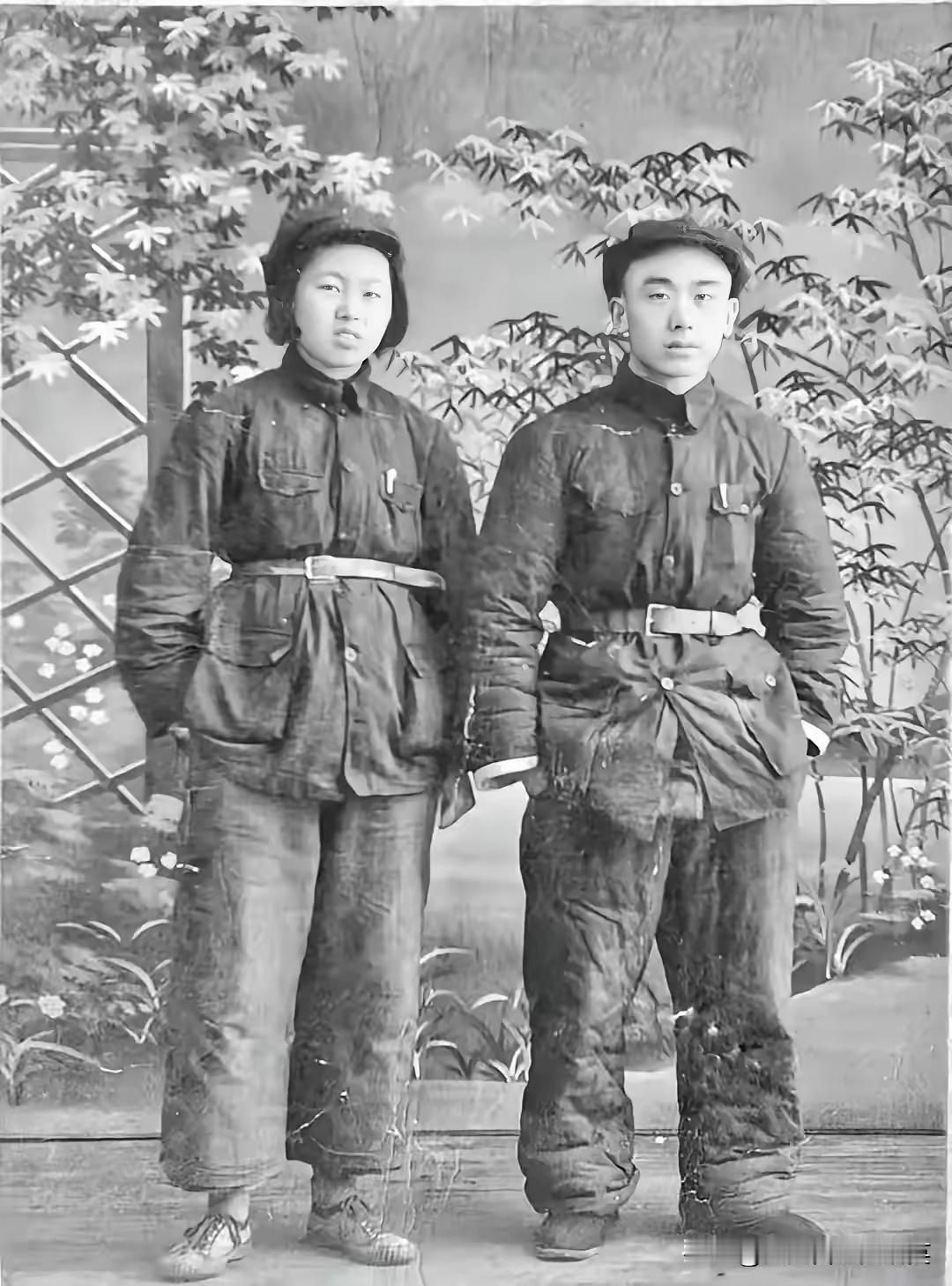 这是一张五十年代初汾阳第一任县长王彩彰和妻子的合照，以今天的人们看是太寒酸了，连