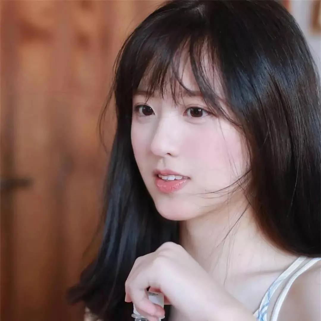 温柔甜美的少女，散发着自然的光彩