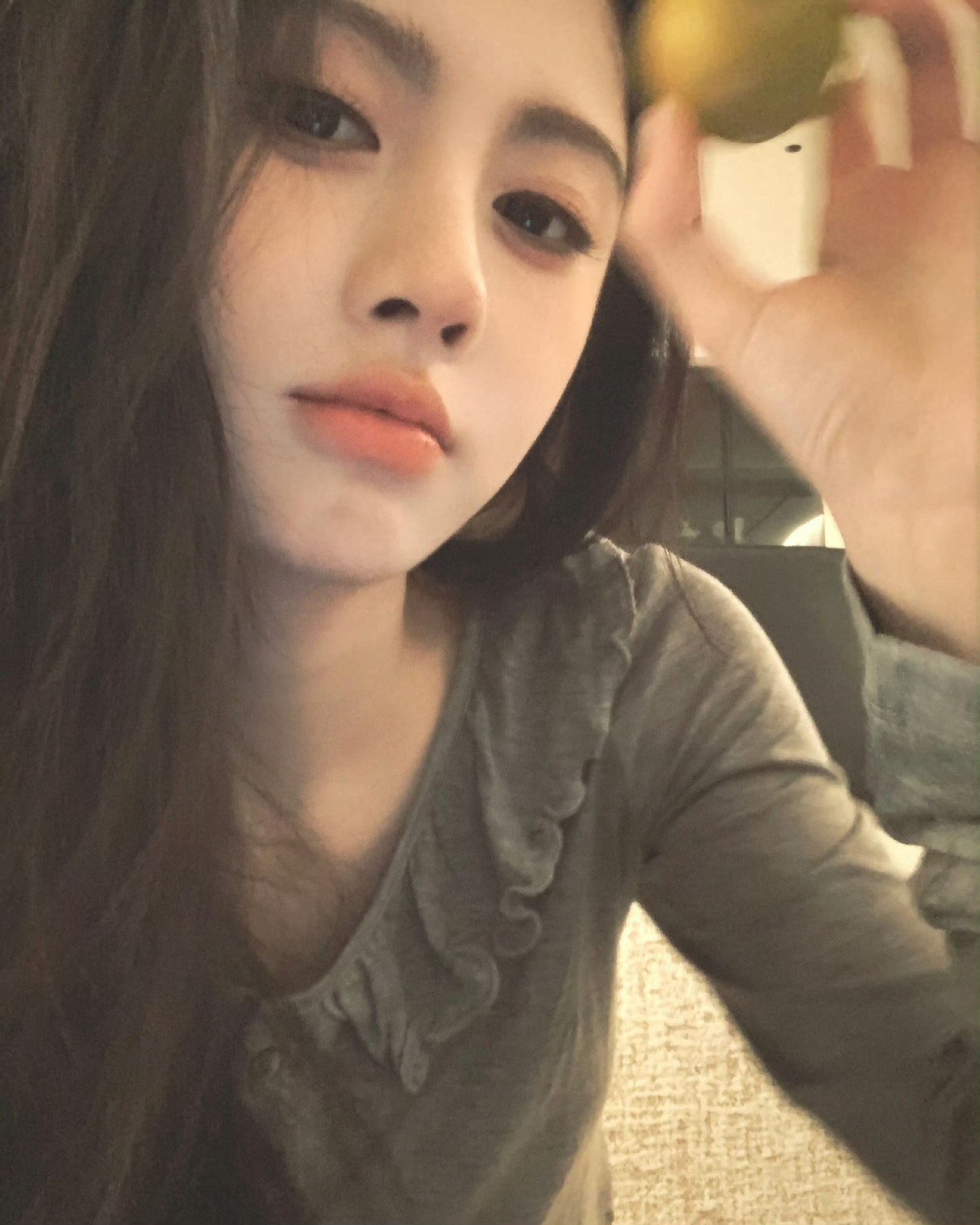 鞠婧祎拿的是橘子吗是橘子！还是青橘！！看来我们和姐姐的合照从此又多了一张呢🤗