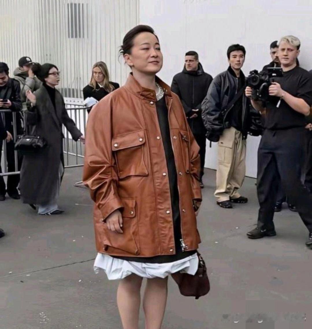 贾玲亮相米兰时装周，整个人气质和以往大不一样。​