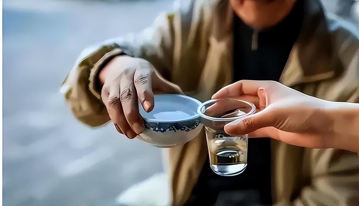 年过50岁要少喝酒？医生提醒：不想喝进医院，这3时间一定别喝过了50岁，身体