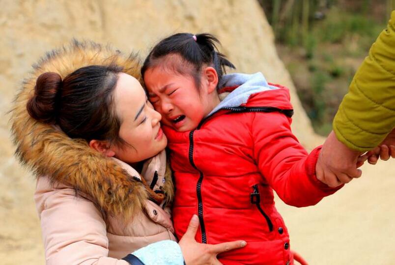 小姑子离婚后。带了一个女儿，小女孩现在是我公婆在村子里带着。上小学一年级了，孩子