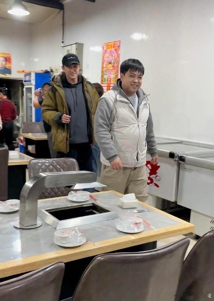 网友丹东偶遇黄景瑜有网友在丹东的饭店偶遇了黄景瑜，黄景瑜还打招呼了，在线蹲一个