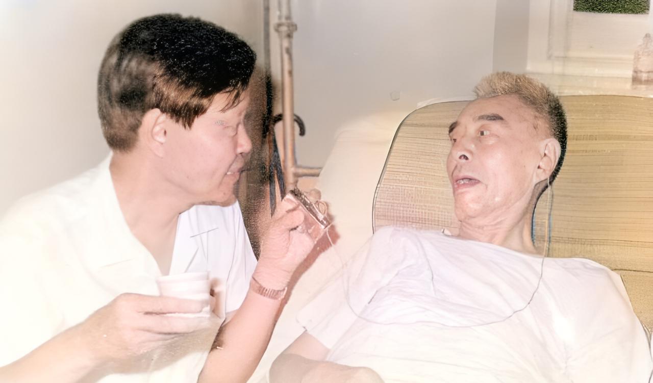 这是1972年，杨振宁前往上海华山医院探视住院的父亲杨武之教授。杨武之教授虽然也