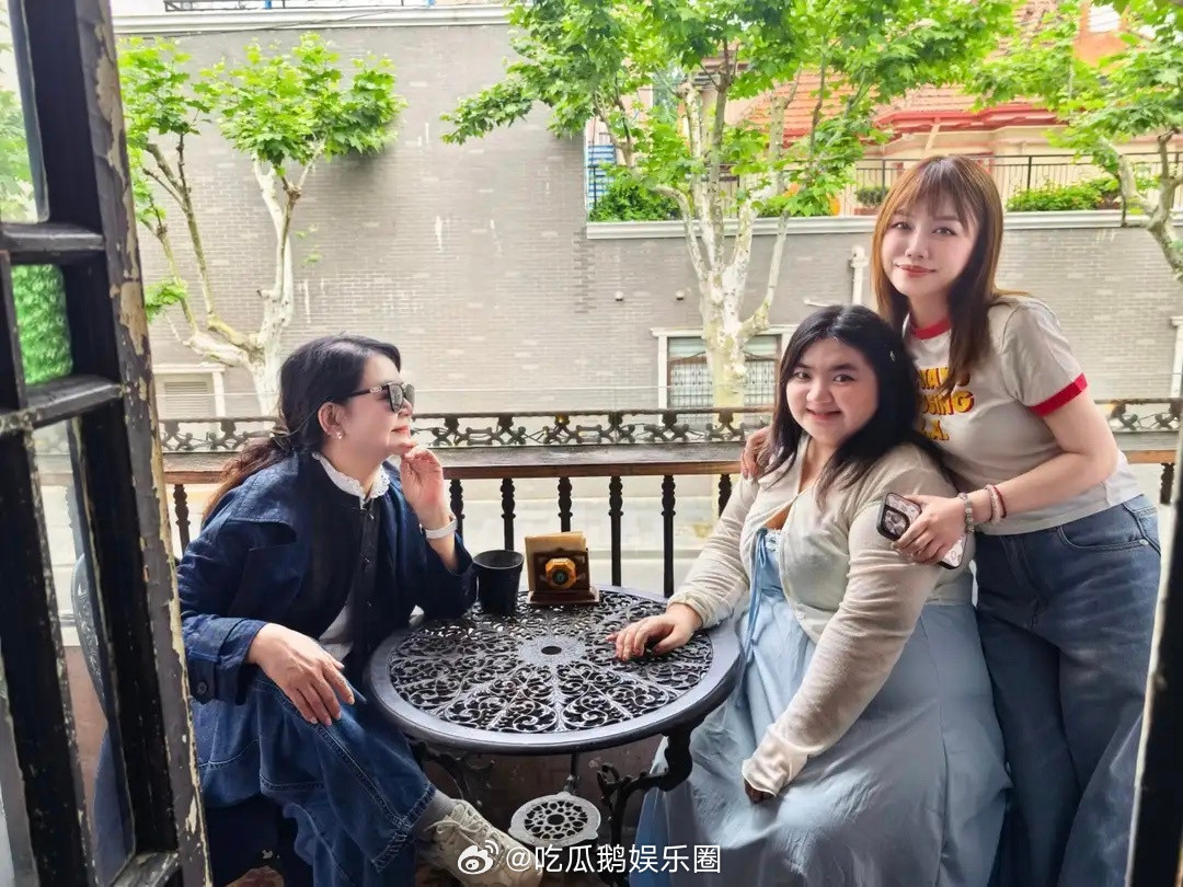 68岁胡慧中携女现身上海老酒馆！26岁女儿身材胖，母女颜值差距大！