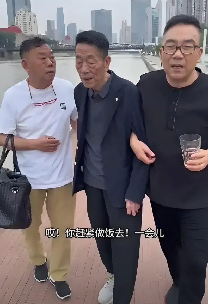 从实际情况来看，三子杨伦近年来将杨少华接到家中悉心照料，为老人洗脸、擦手，陪老人