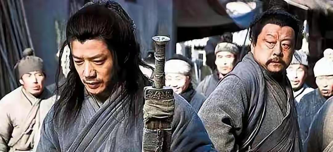手持利剑，身负上乘武功，如果不敢出手，别人就不会怕你，甚至还侮辱你。《水浒传》