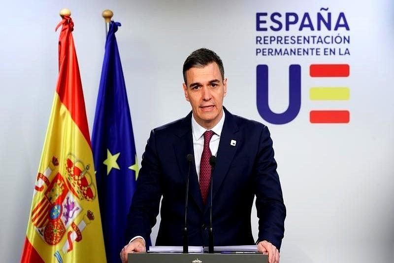 西班牙首相桑切斯，凌晨直接开了个记者会。对着全世界的面，把特朗普那个“和平委员会