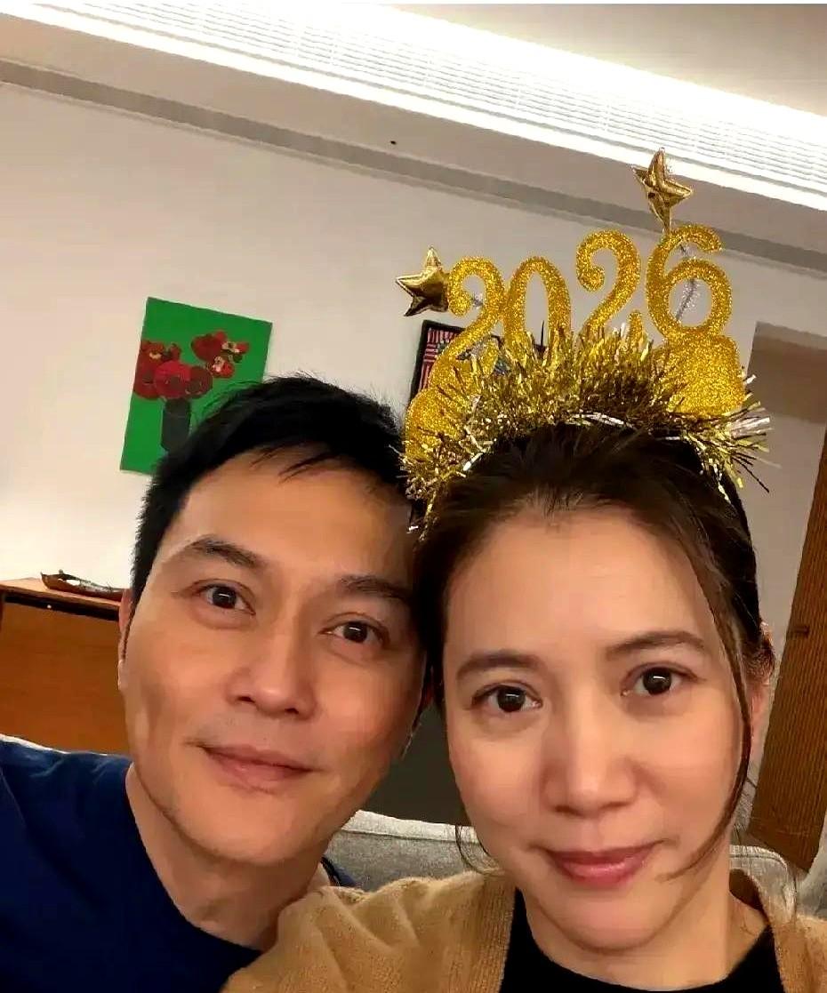 我看照片第一反应也是，这才是真夫妻啊。袁咏仪和张智霖的跨年合照，真的绝了。俩