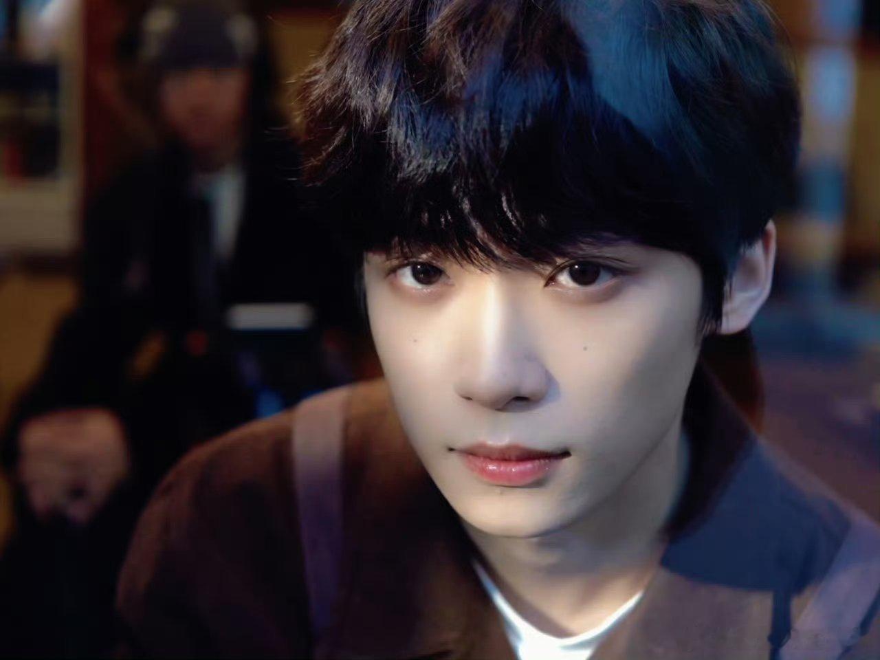 梓渝济州岛分享了美食，感叹下梓渝怎么可以这么帅啊啊啊啊啊好少年