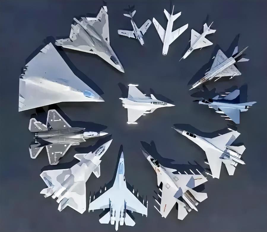 图片中间是阵风战斗机，外面一圈是中国战机，请找出阵风“最严厉的父亲”。这一圈